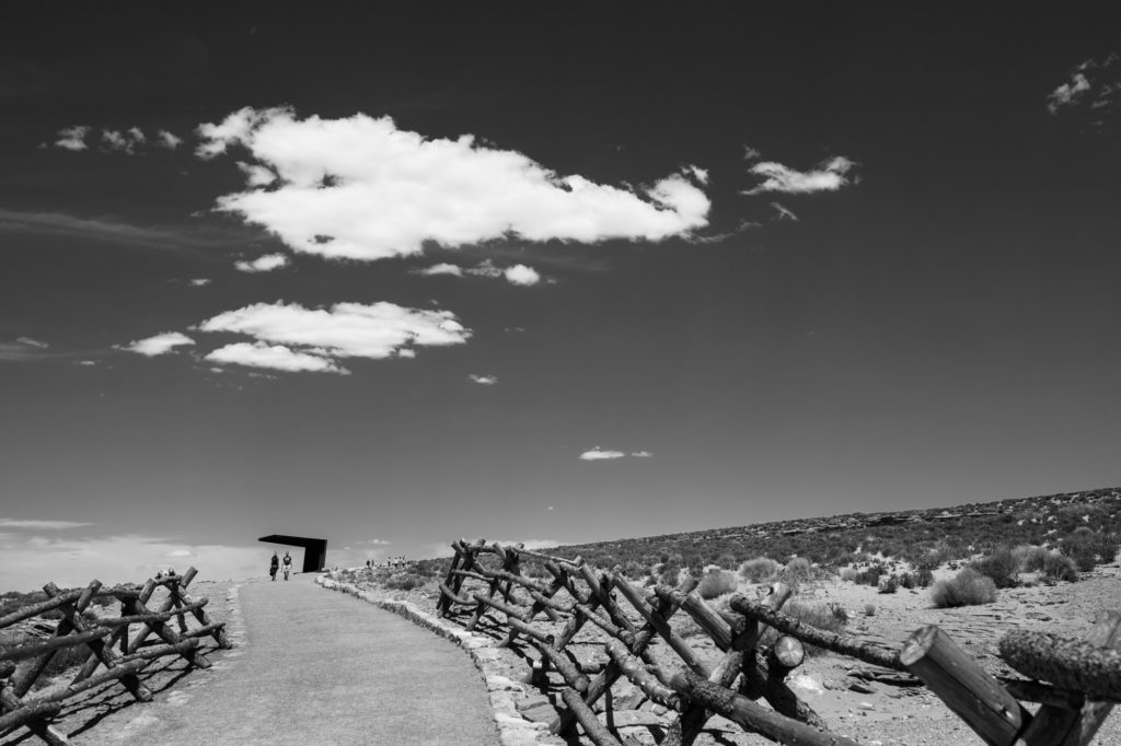 Horseshoe Bend visitors black and white